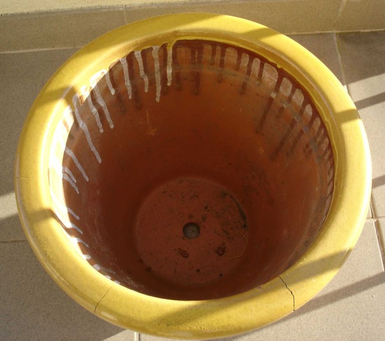 Pęknięta, żółta, duża, używana doniczka. Odbiór osobisty.