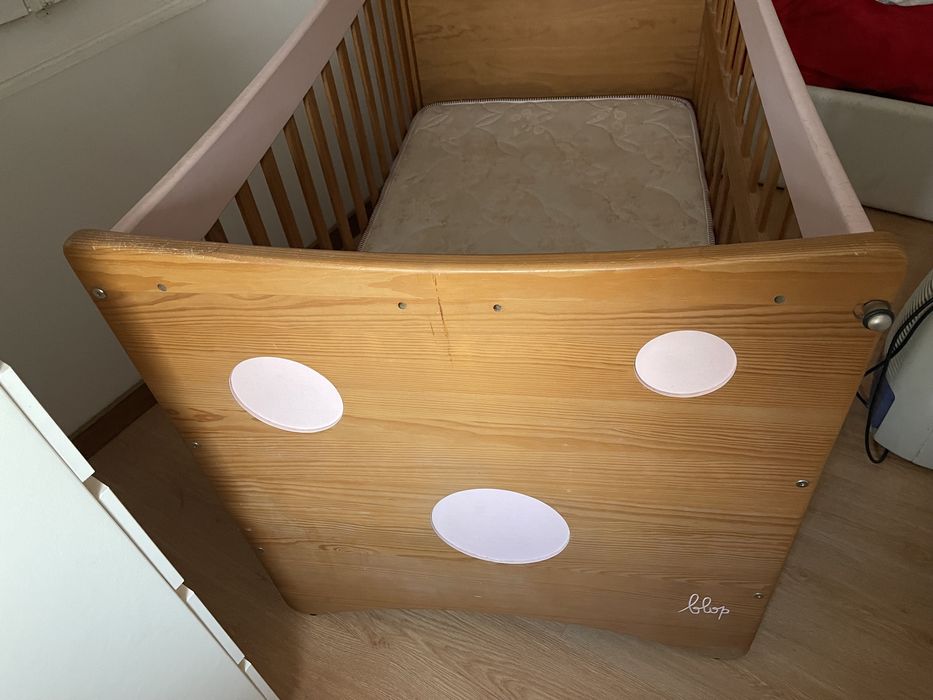 Cama bebé em madeira maciça marca BLOP