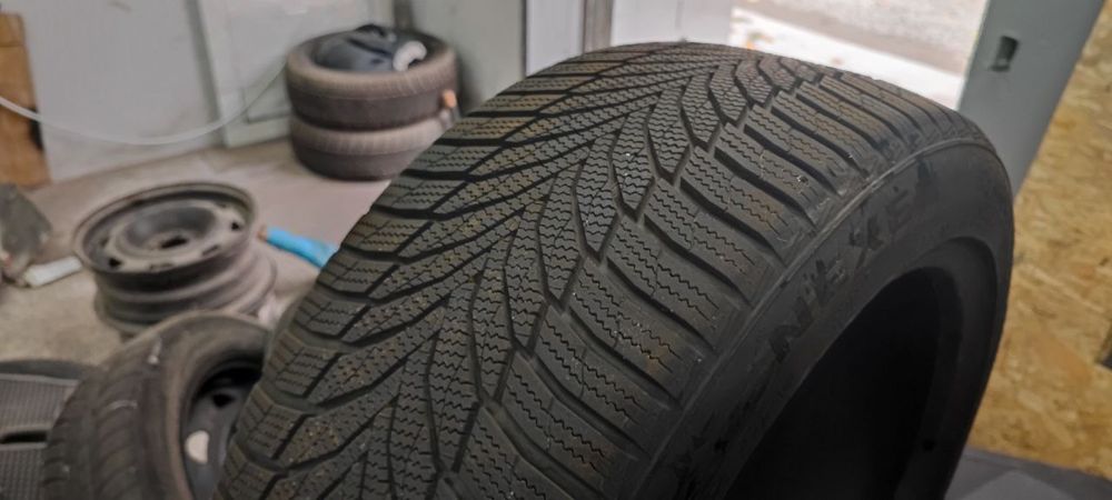 Продам резину 235/45/17