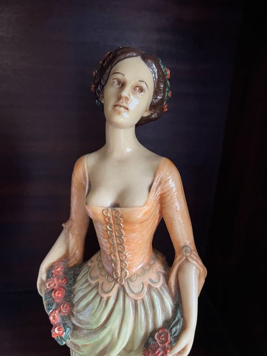 Estatueta feminina em porcelana
