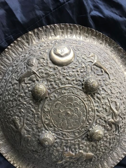Escudo bronze antigo indo islâmico persa detalhes em relevo