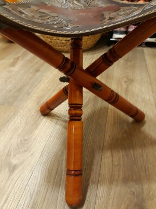 Продам деревянный стул или табурет из верблюжьей кожи ручной работы