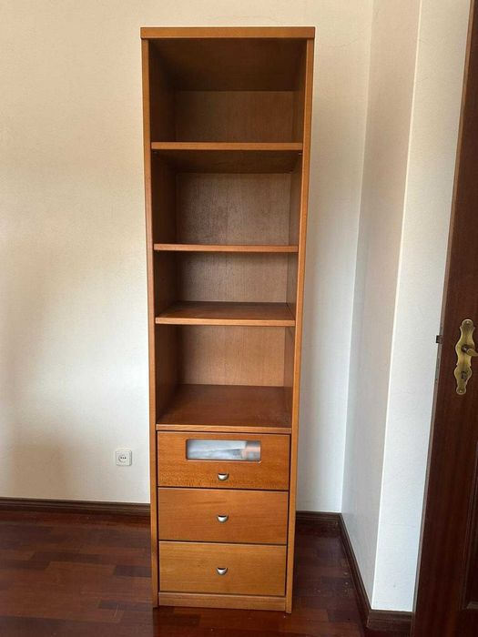 quarto em madeira cerejeira — cama + estante alta + mesa de cabeceira