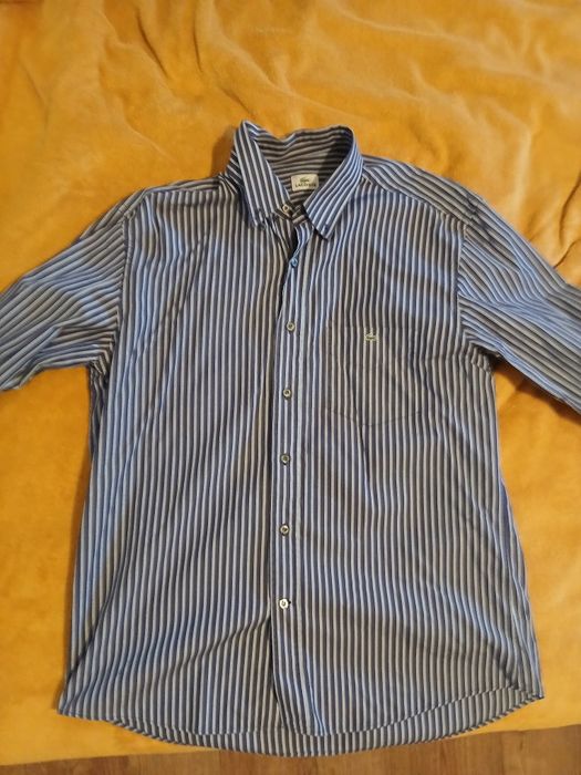 Camisa Lacoste as riscas