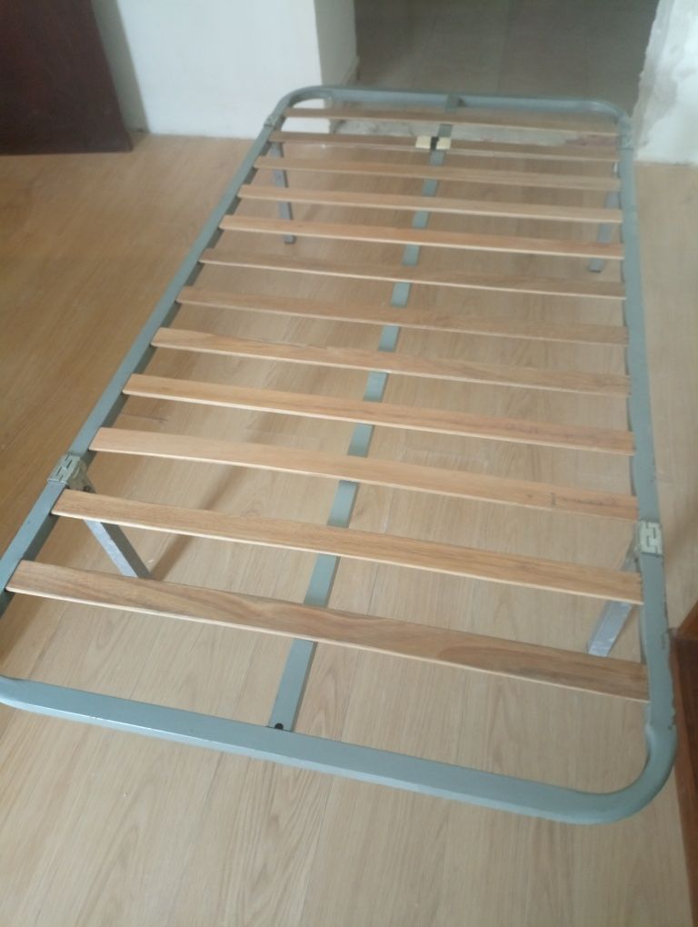Estrado com pés de Solteiro
