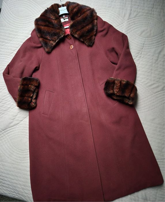 Długi płaszcz z futrzanymi dodatkami; 46; Boy exlusive