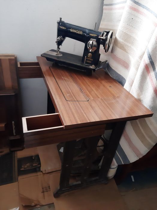 Máquina costura Singer Com mesa antiga