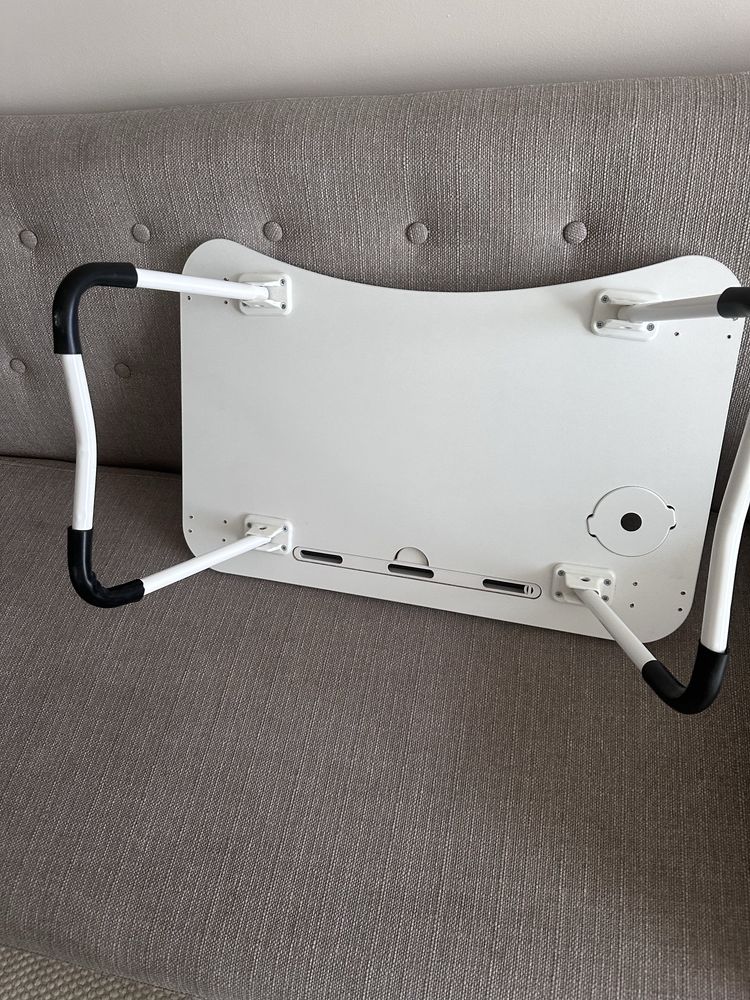 Bialy skladany stolik pod laptopa