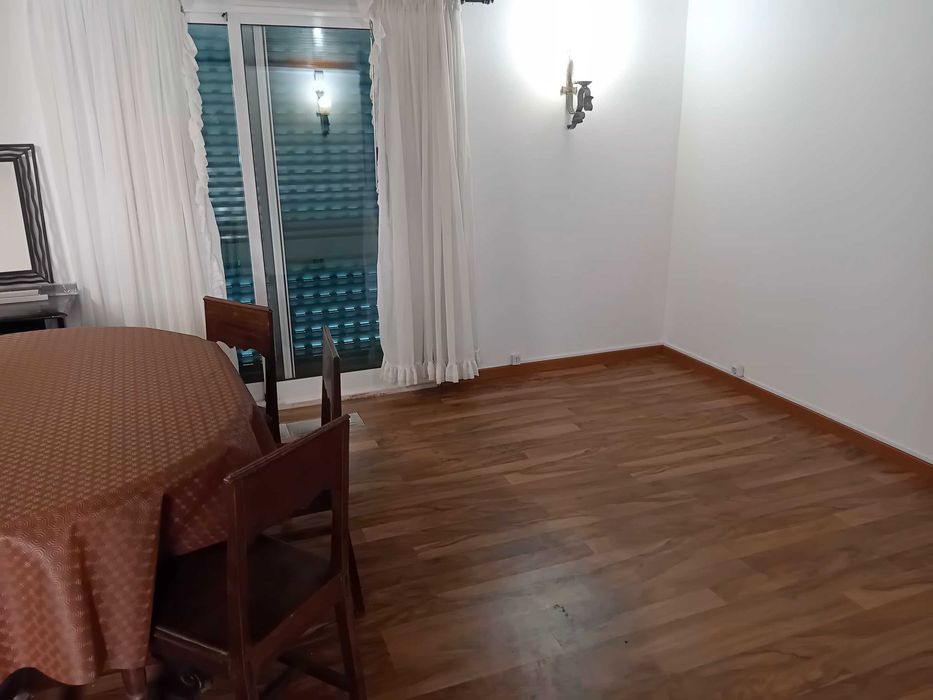Aluga-se 1º andar T2