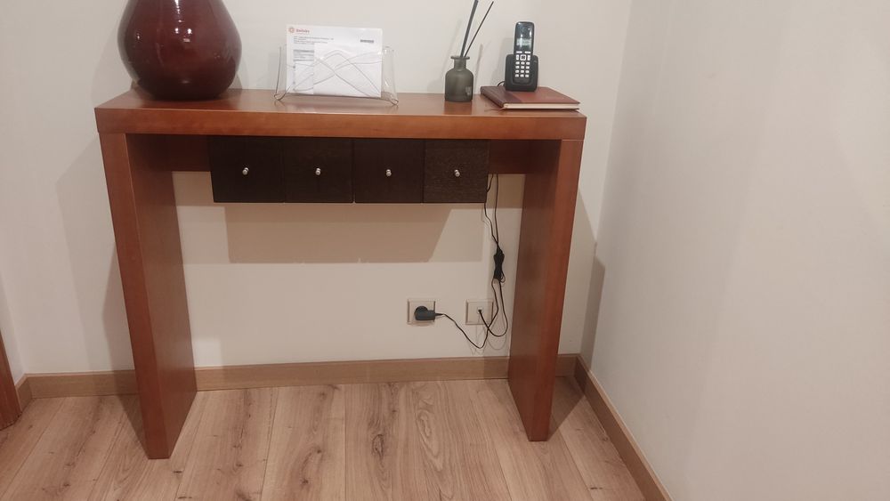 Consola/móvel de entrada