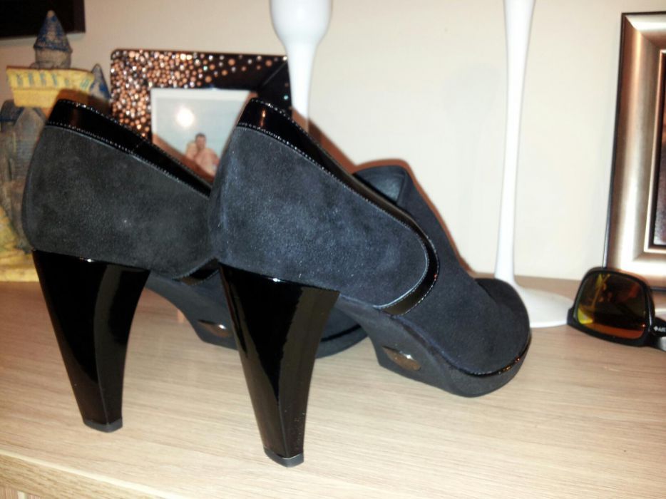 Nowe buty na obcasie marki STUART WEITZMAN r.40/41 okazja