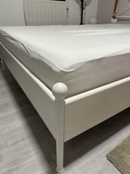 Cama branca IKEA