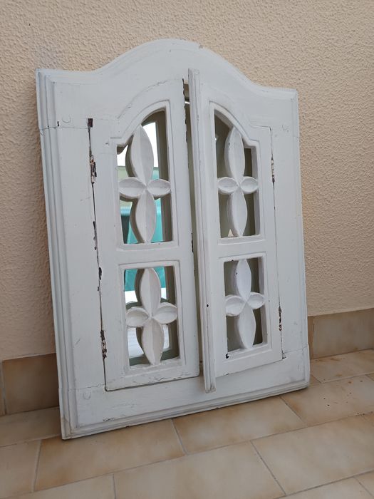 Janela de madeira com espelho para pendurar