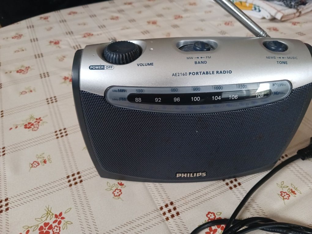 Rádio portátil a pilhas e elétricidade, marca PHILIPS