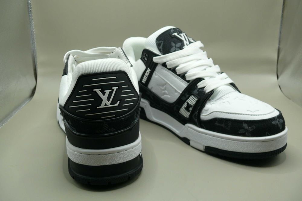 Sapatilhas brancas e pretas - Leia a Descrição