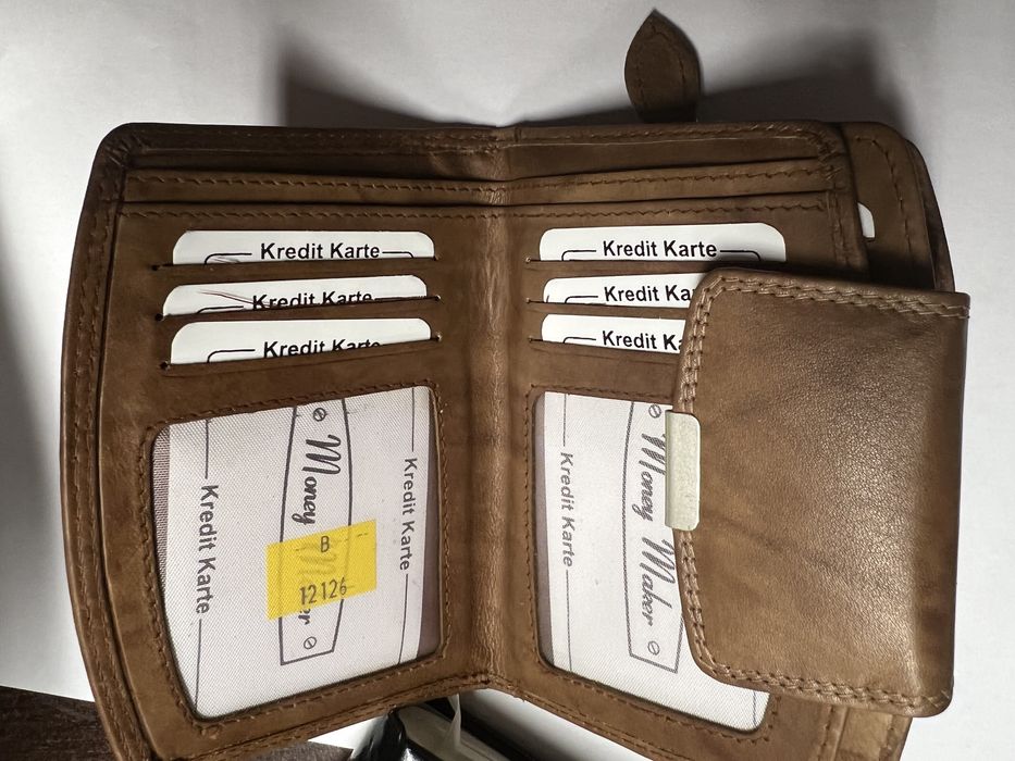 Portfel skorzany . Nowy. 13.5 cm / 8 cm