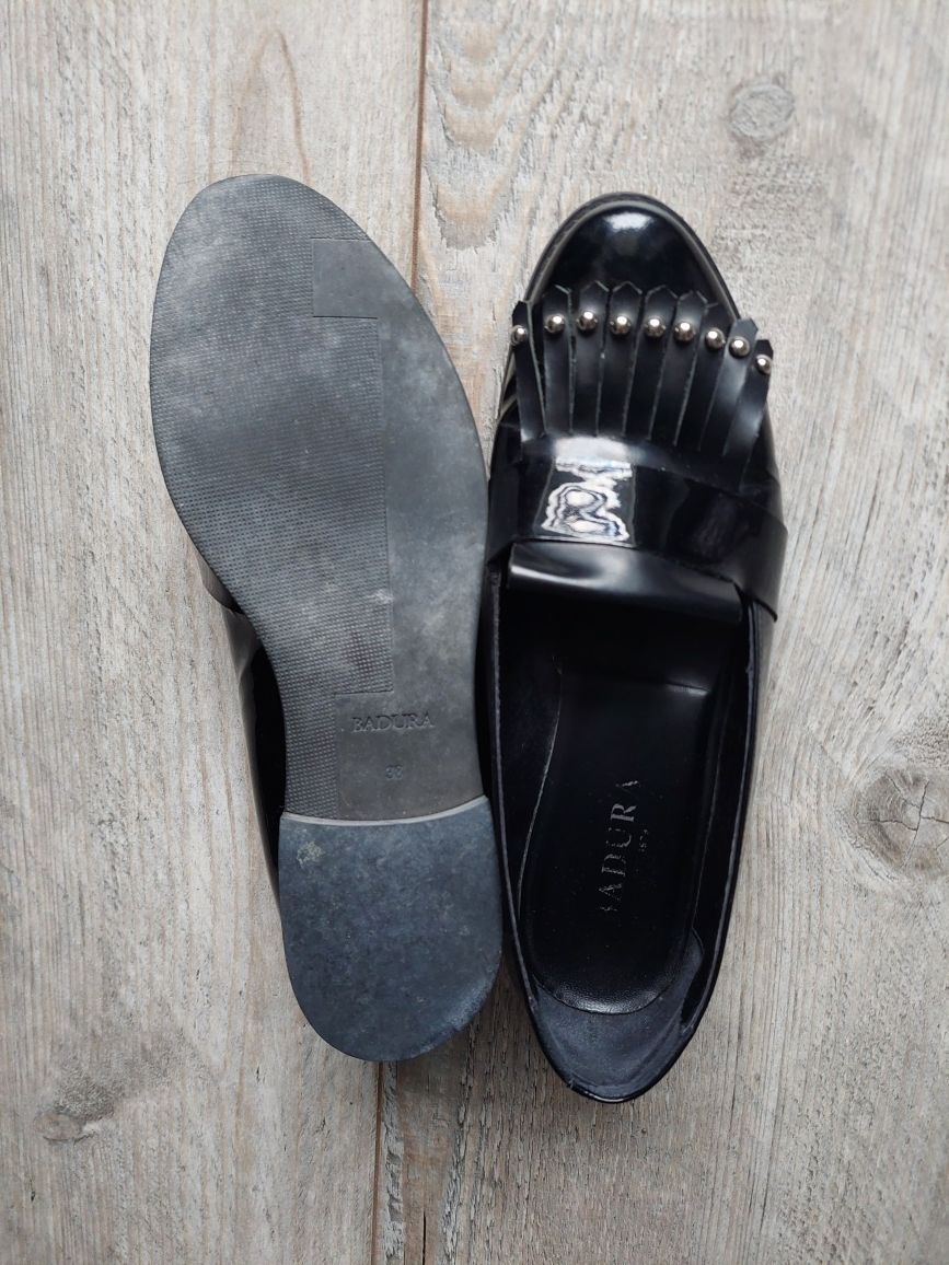 Buty damskie mokasyny z frędzlami czarne ze skóry lakierowane Badura