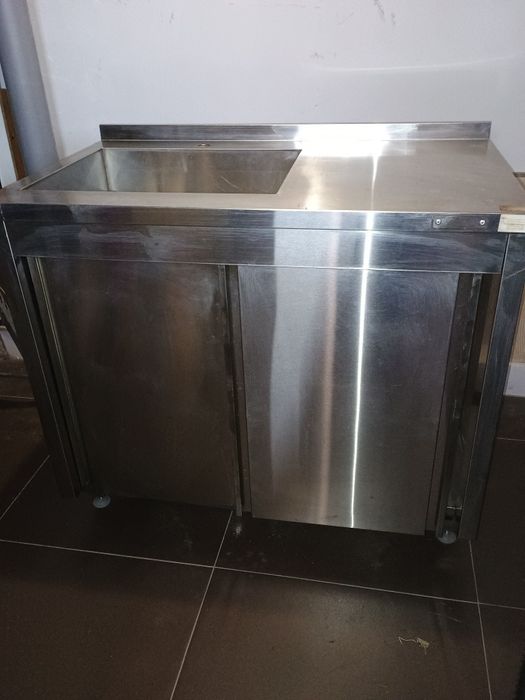 Кухонний стіл з нержавіючої сталі з мийкою та розсувними дверима