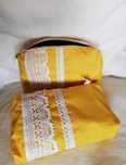 Bolsa amarela com renda