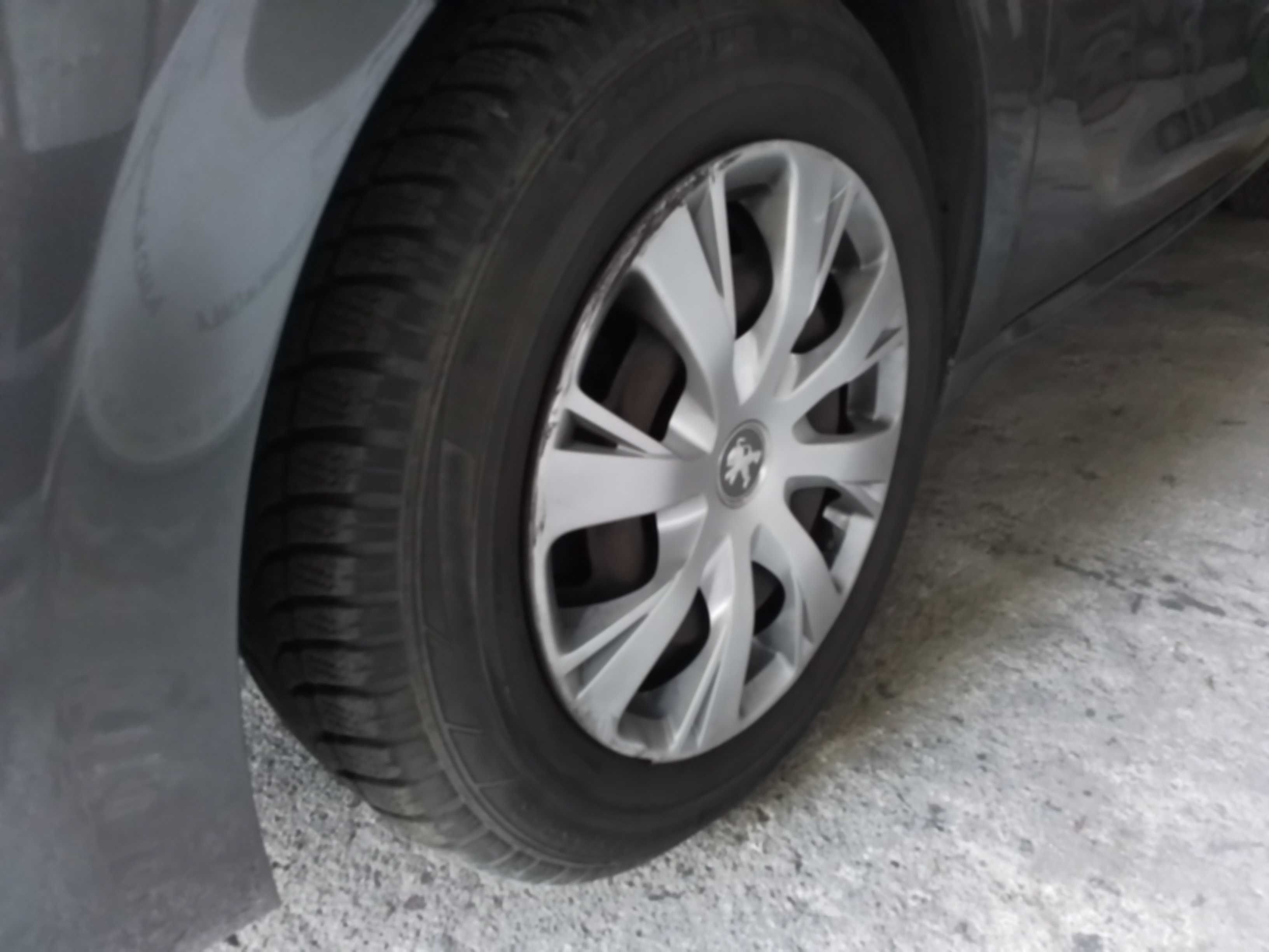 Peugeot 208 felgi stalowe 15" + opony + kołpaki + śruby