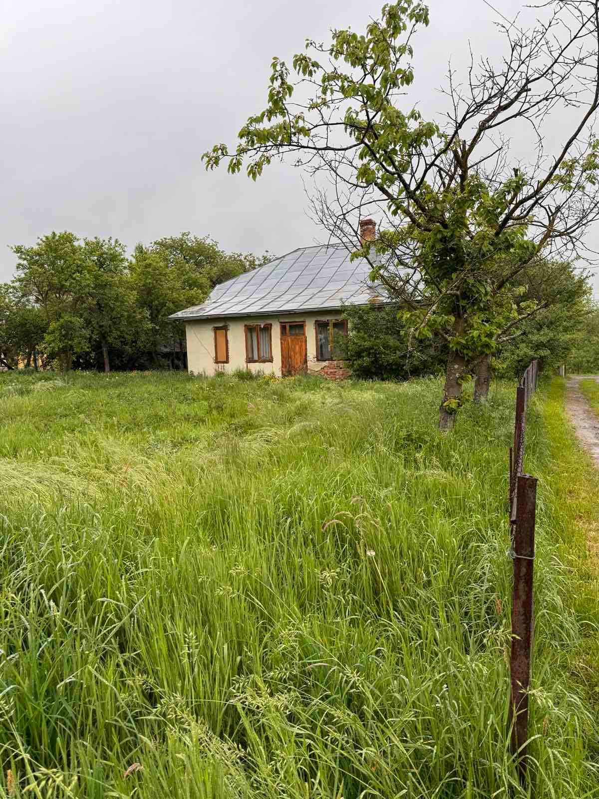 Житловий будинок з ділянкою.
