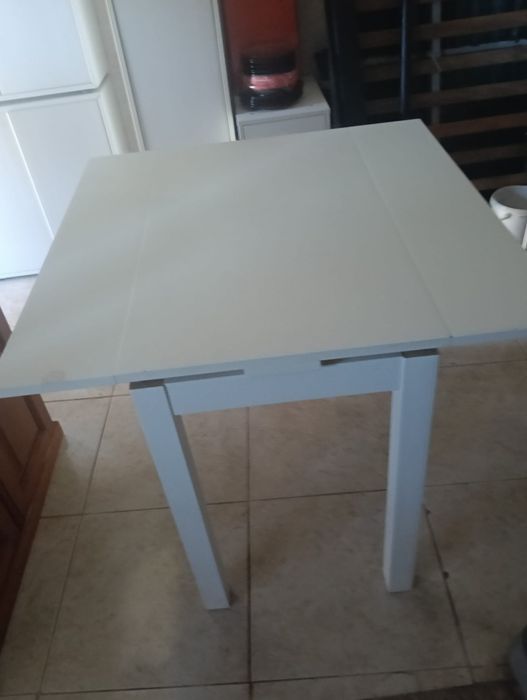 Mesa de cozinha branca