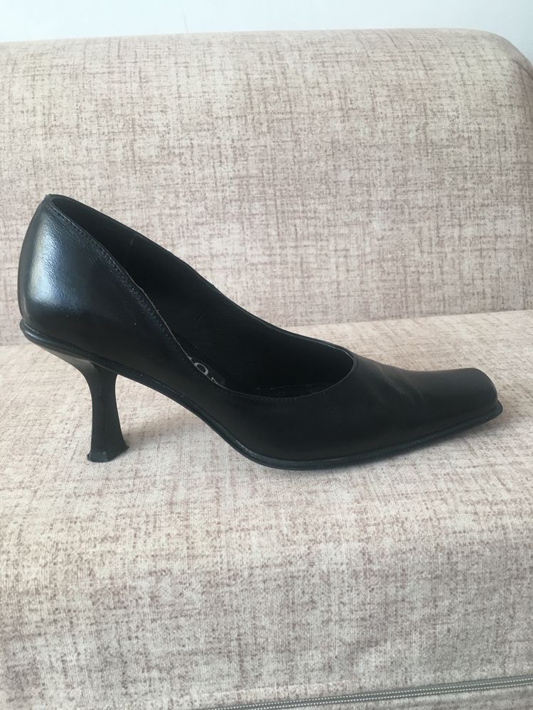 Buty damskie skórzane czarne na obcasie