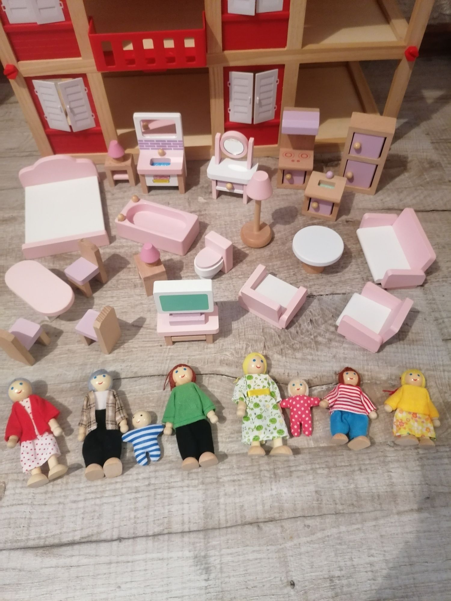 Кукольный домик с мебелью и куклами.