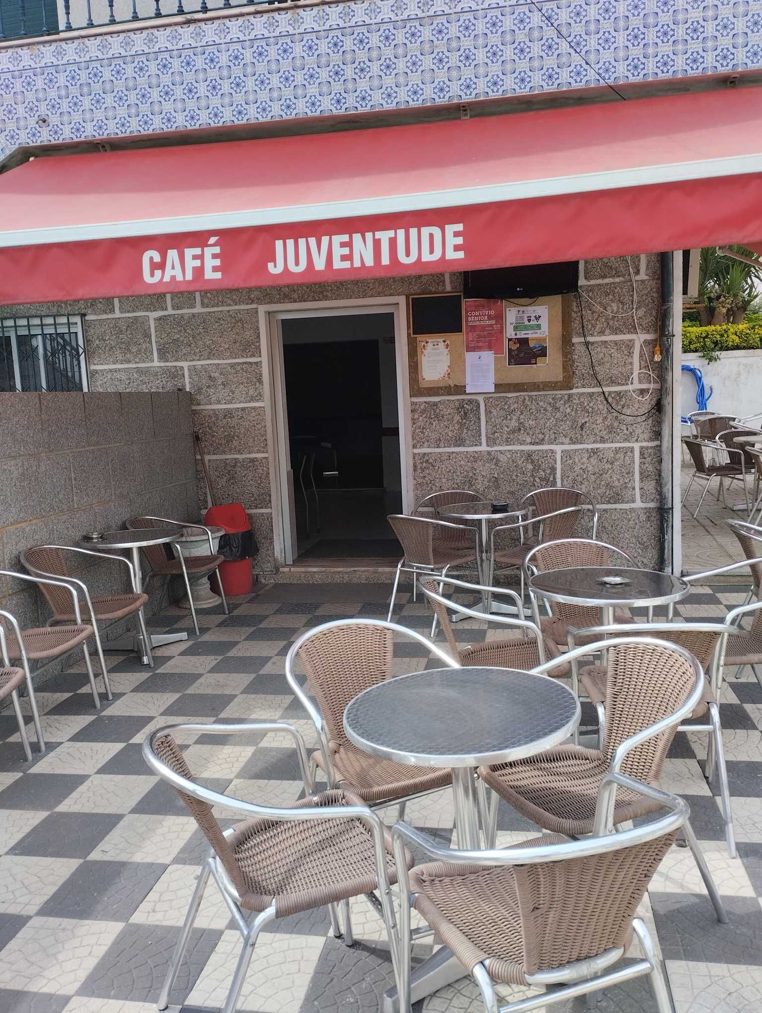 Arrendamento de café com esplanada