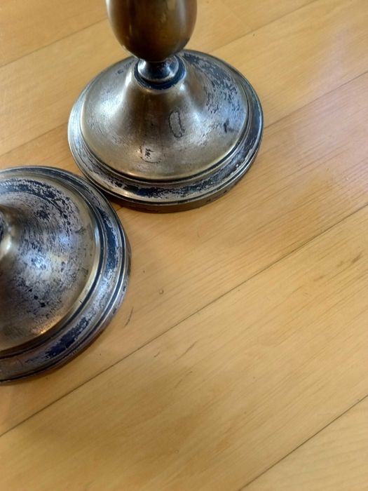 Para starych, francuskich świeczników firmy Christofle.