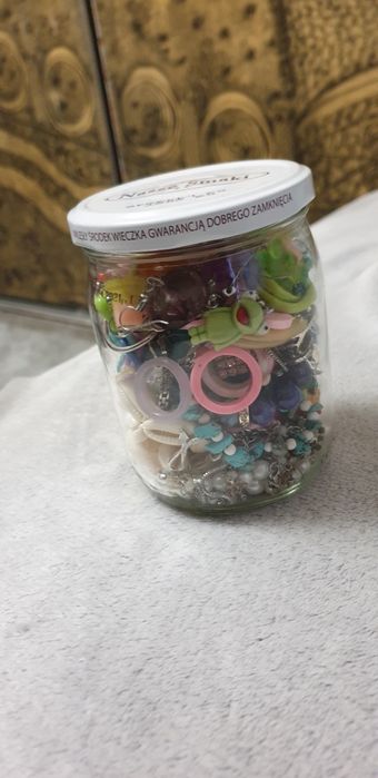 Słoiczek ze sztuczną biżuterią – srebrna