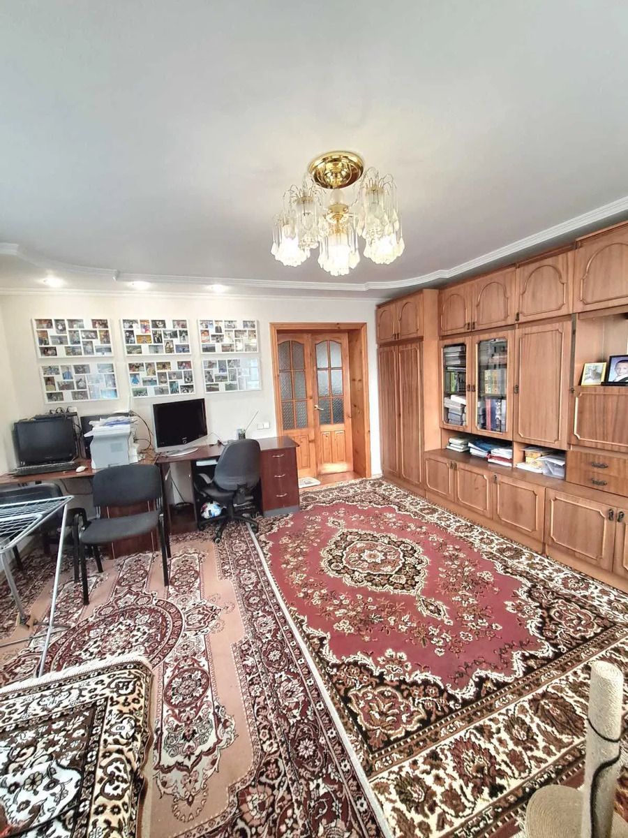 Продам 3-и к/к 76 м2 в елітному будинку з закритим двором в центрі..