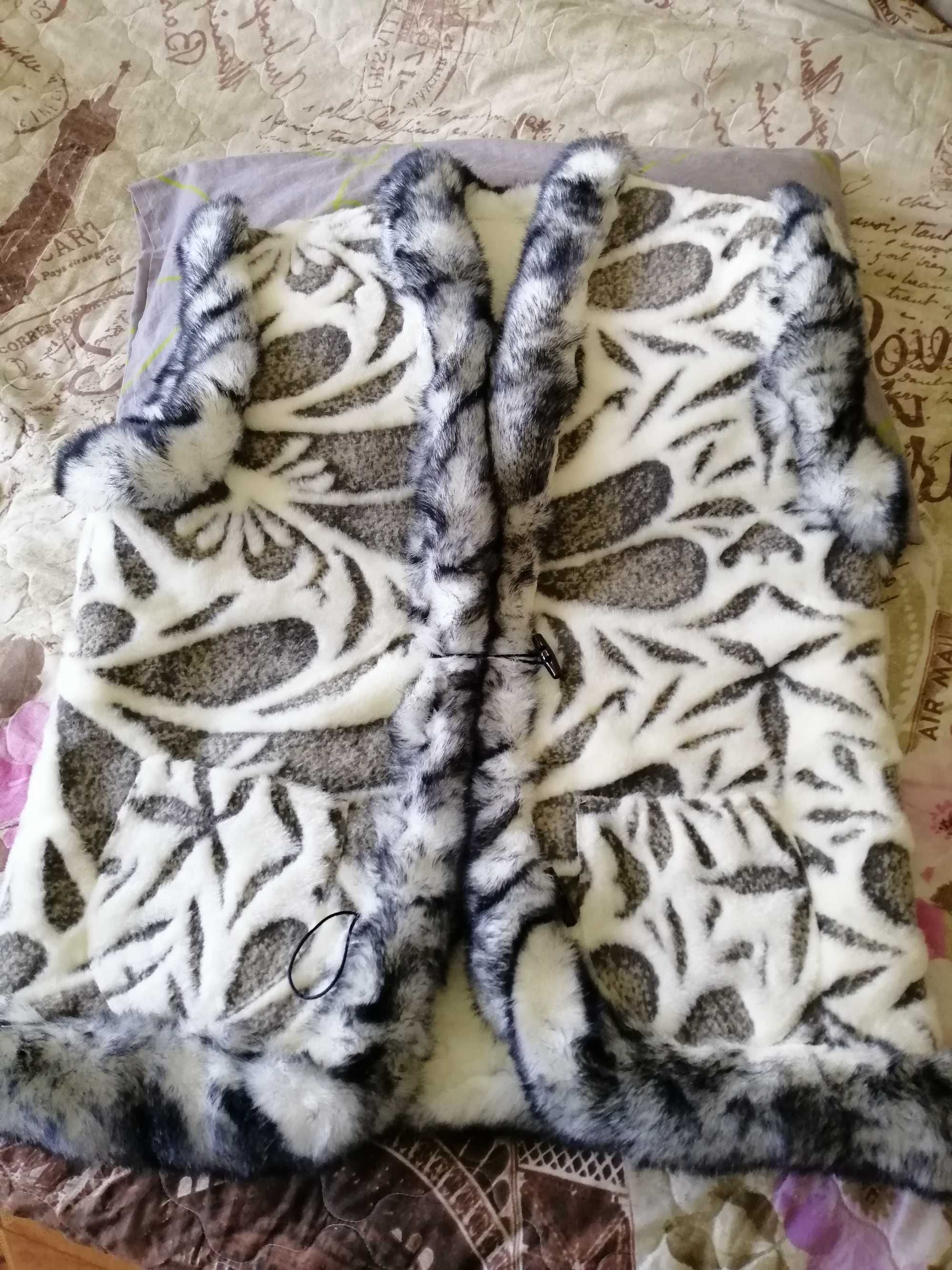 Халат махровый с полотенцем , жилетка  из овчины.