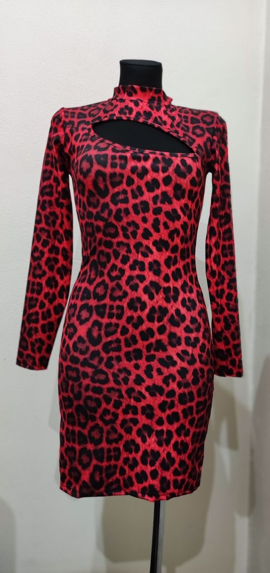 Sukienka mini panterka czerwona rozcięcie lycra sm