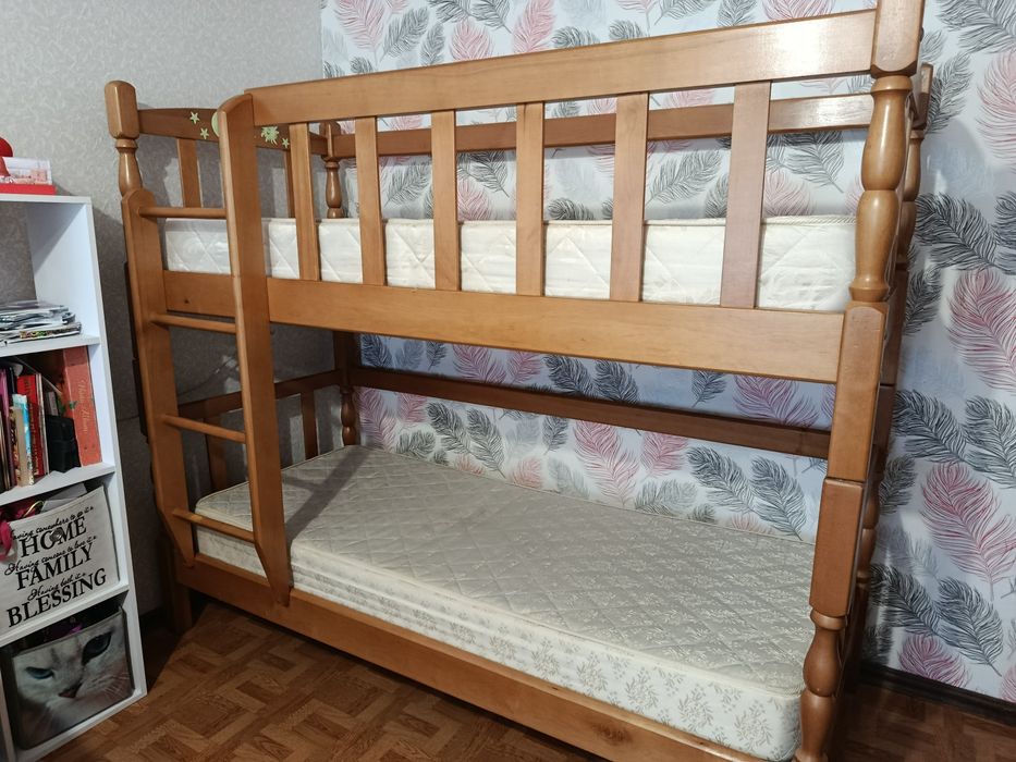 Дерев'яне двоповерхове ліжко