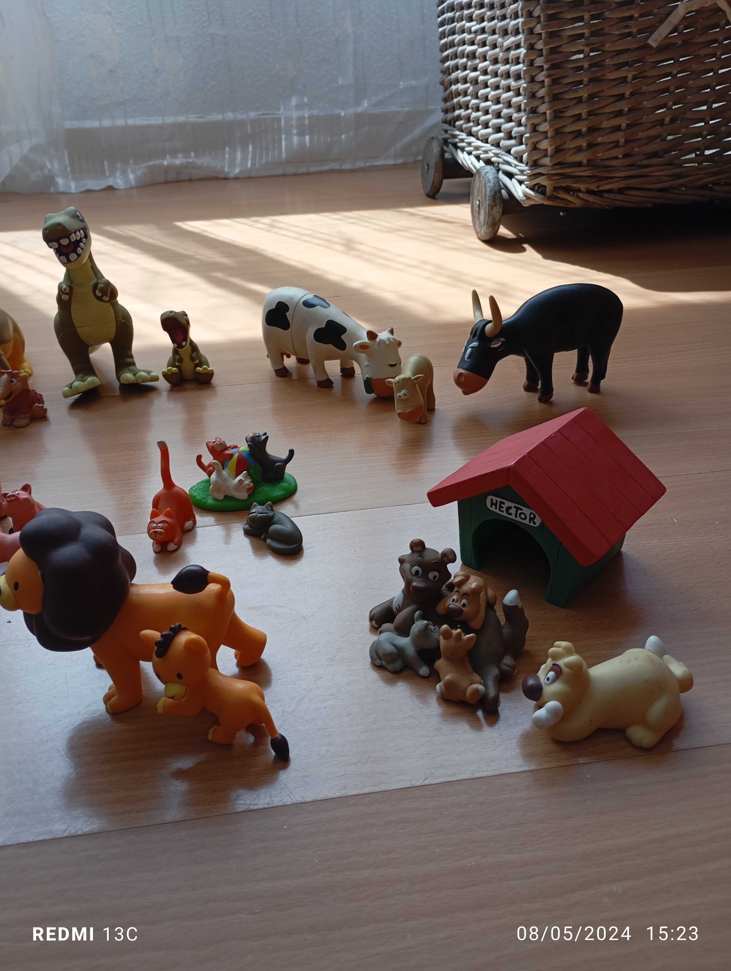 Várias figuras animais