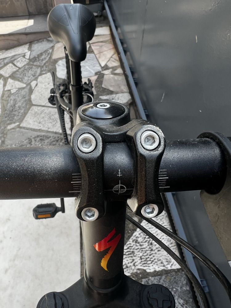Bicicleta de crianca/adolescente da marca Specialized.