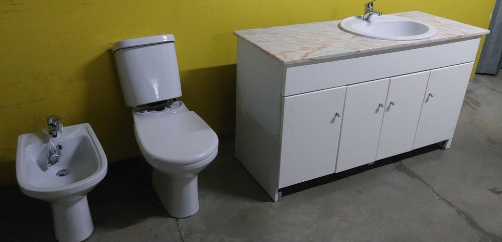 WC _ Móvel c/ pedra, lavatório, Bidé e sanita c/ reservatório.