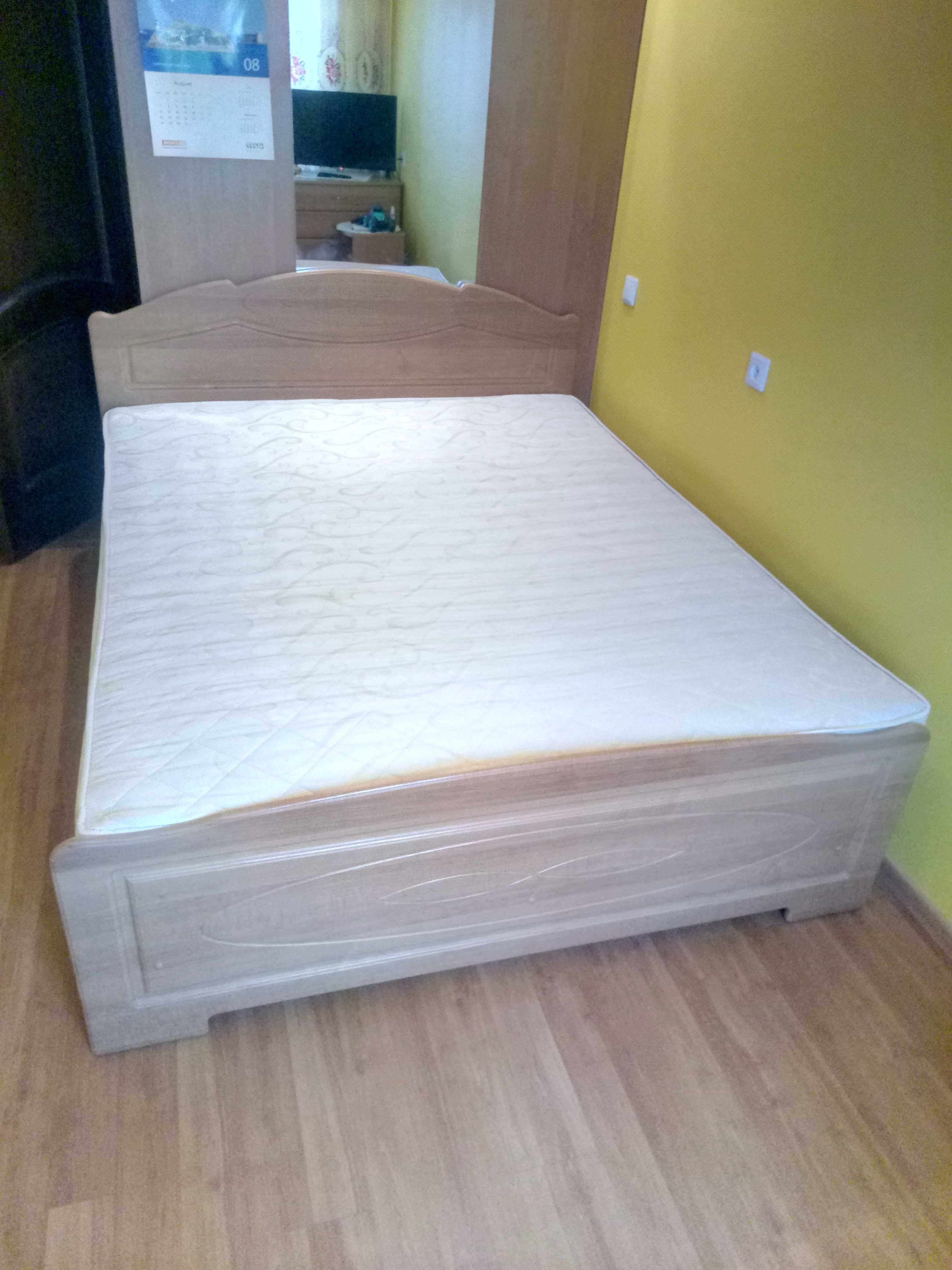 КОМПЛЕКТ: Ліжко з каркасним матрацом\дві приліжкові тумбочки\комод