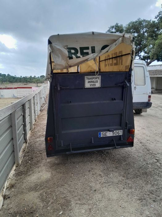 Alugo atrelado de dois cavalos