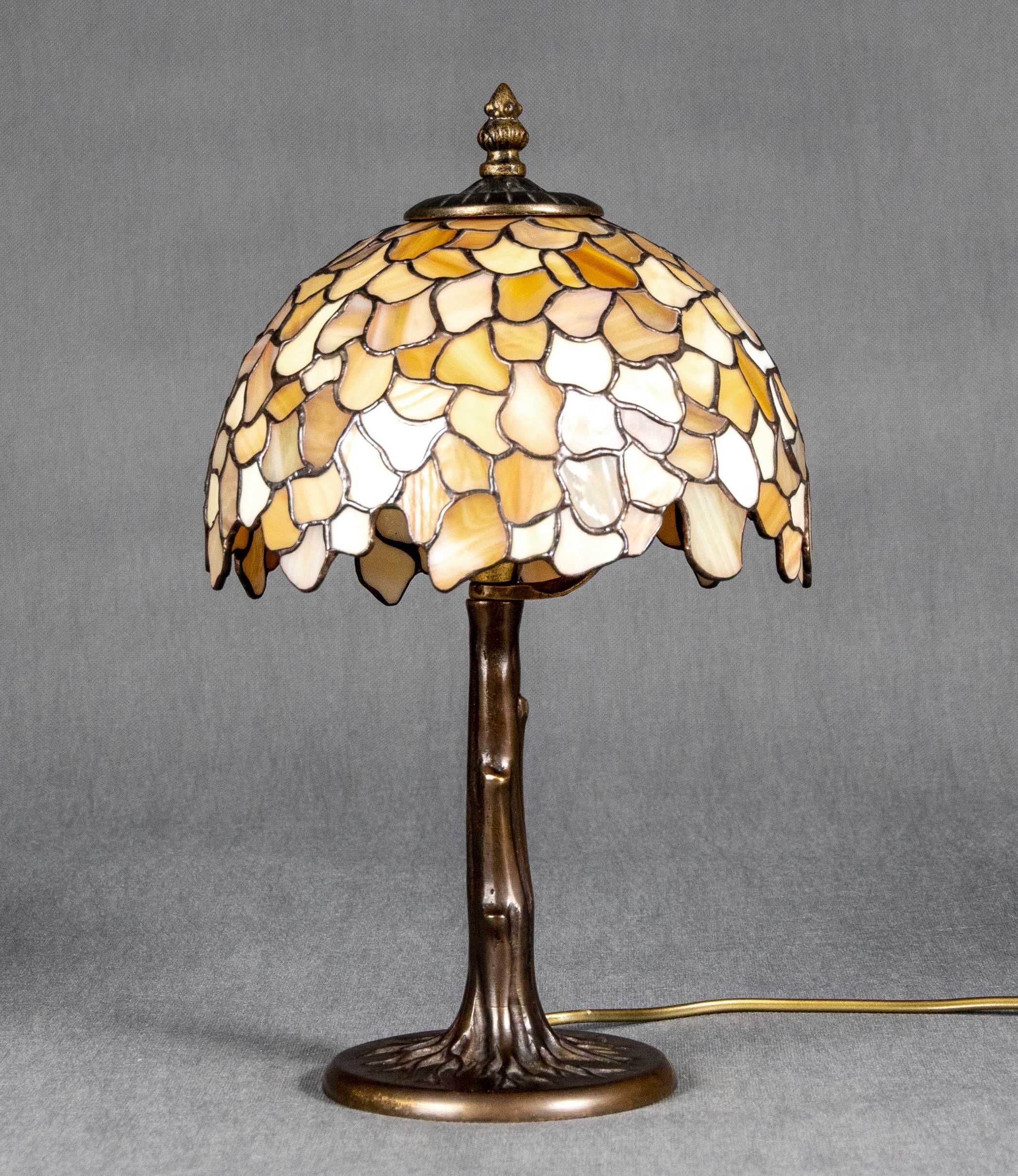 Mosiężna lampka nocna / na komodę z kloszem w stylu Tiffany