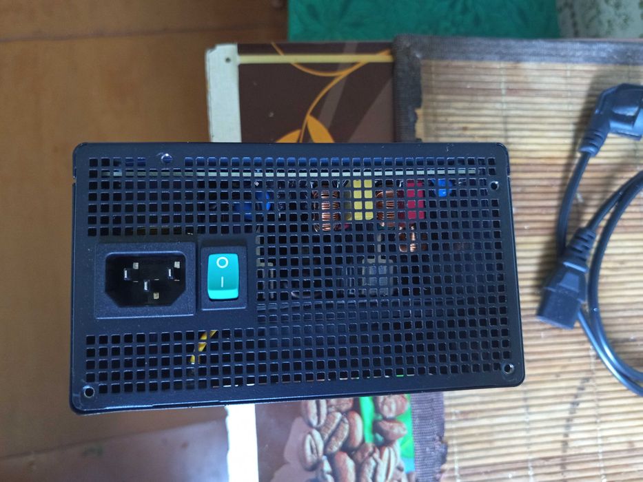 Блок питания Deepcool PF450 — полный комплект.