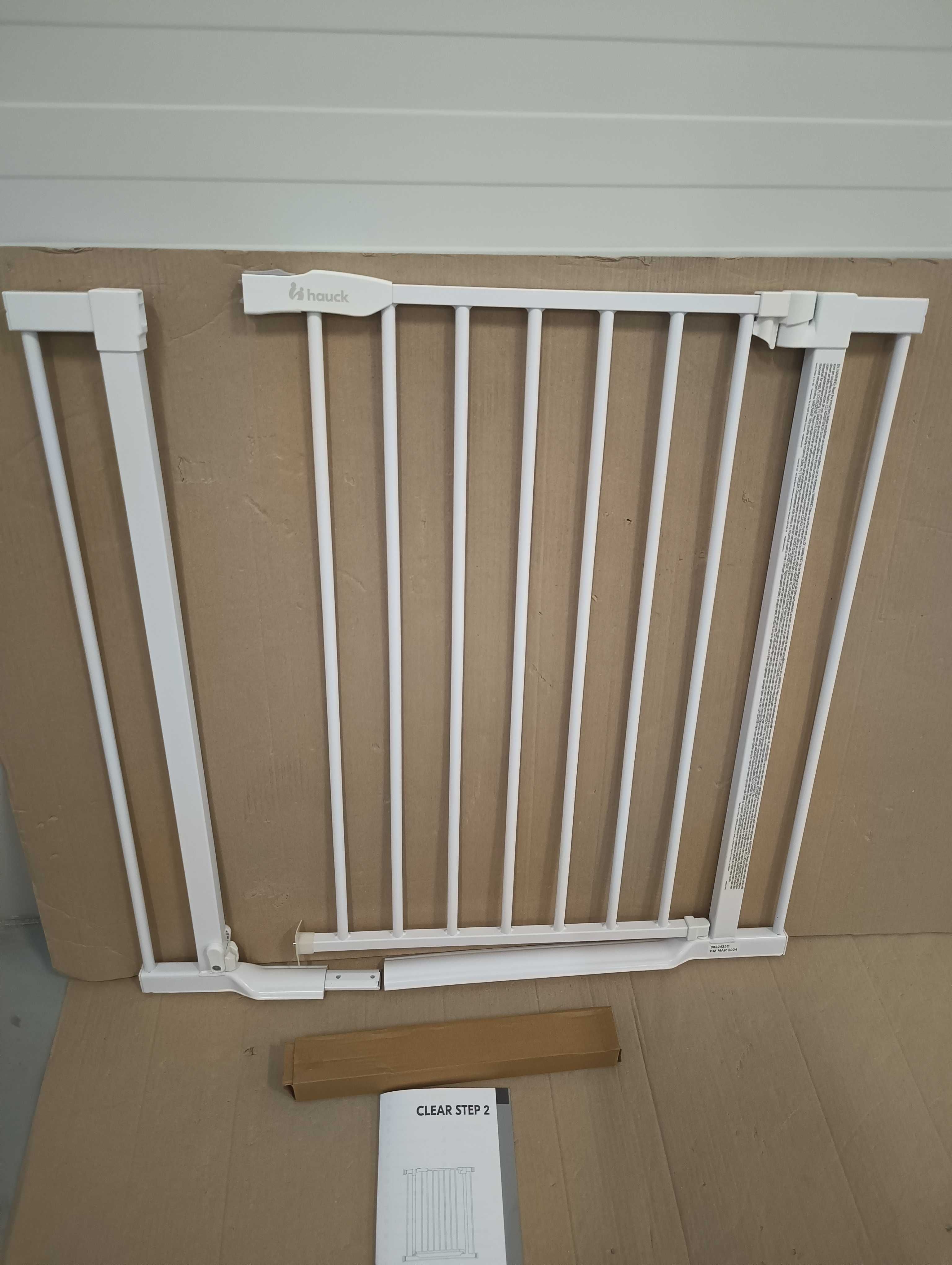 Bramka bezpieczeństwa Hauck Clear Step 2 75-80 cm biała płaski próg