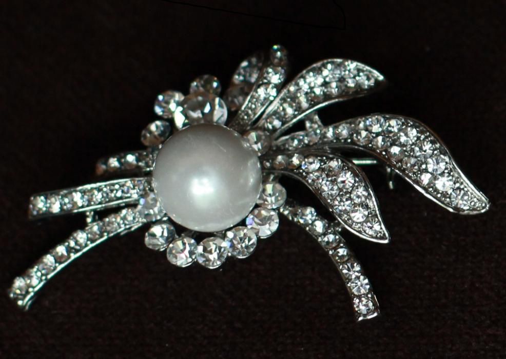 Śliczna broszka ze sztuczą perełką i kryształkami w kol. srebrnym