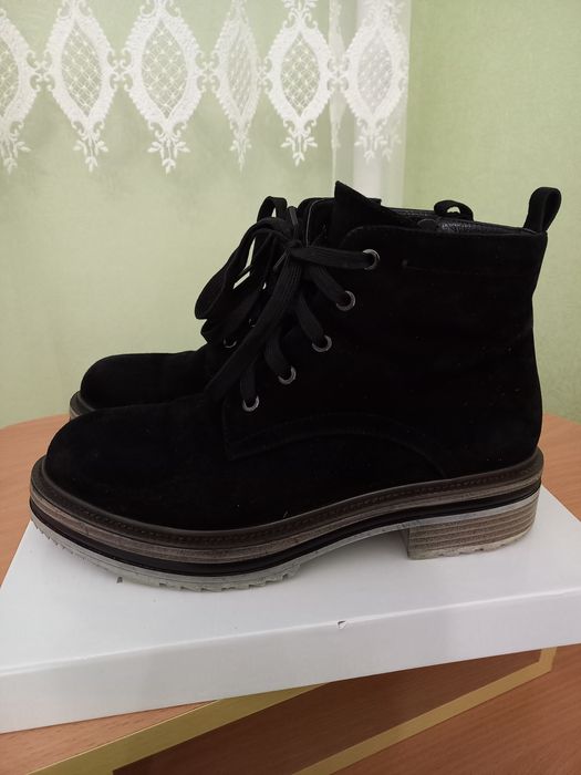 Зимове  жіноче  замшеве  взуття  на  цегейці, у  відмінному  стані.