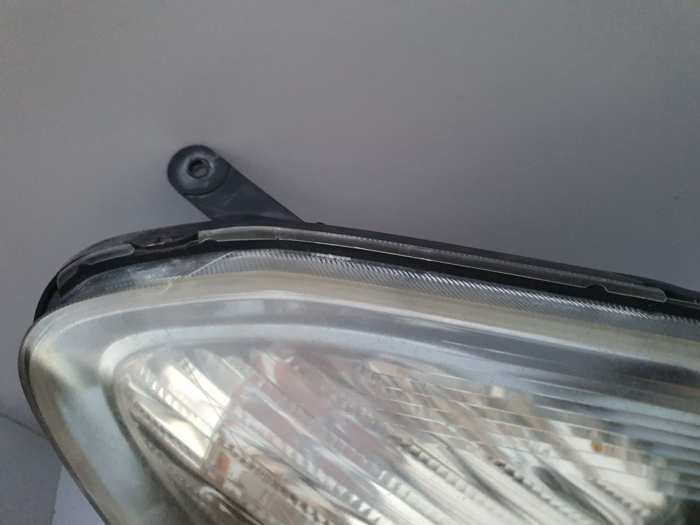 TOYOTA COROLLA VERSO II lampa prawa przednia 04-08
