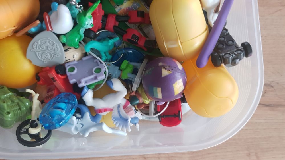 Zabawki różne z kinder jajek figurki