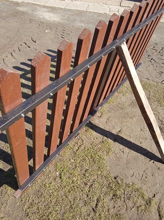 Ogrodzenie z profilu metalowego wypełnione sztachetami z drewna