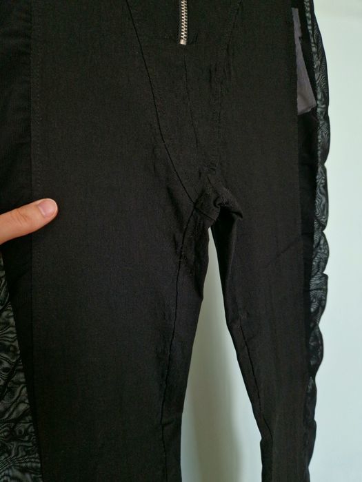 Czarne legginsy dopasowane spodnie siateczkowe dzwony Bershka