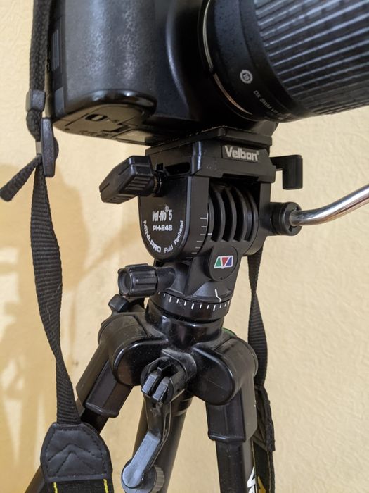 Nikon D3100 з штативом та об'єктивом
